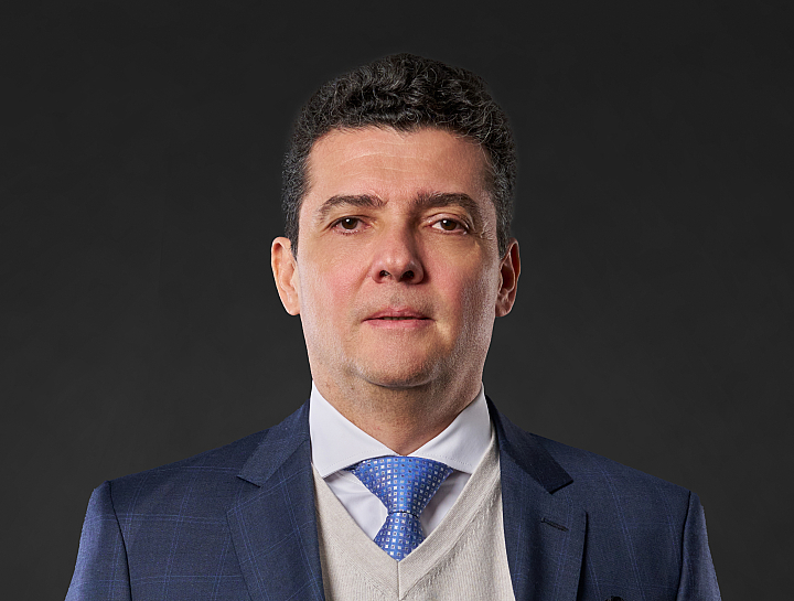 <b></b><b>Luis Justiniano</b> Haiek Fernandes